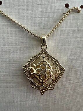 Kendra Scott necklace